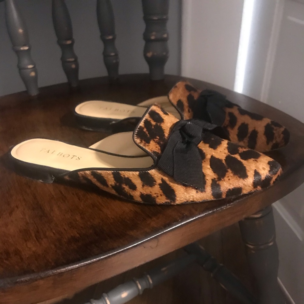 Classic leopard edison mule and bow